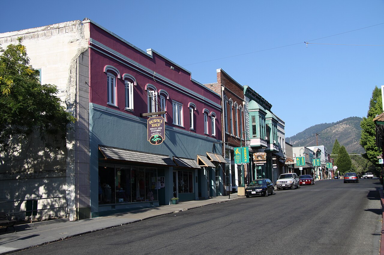 Historic downtown street in Yreka, California with mountains in the distance